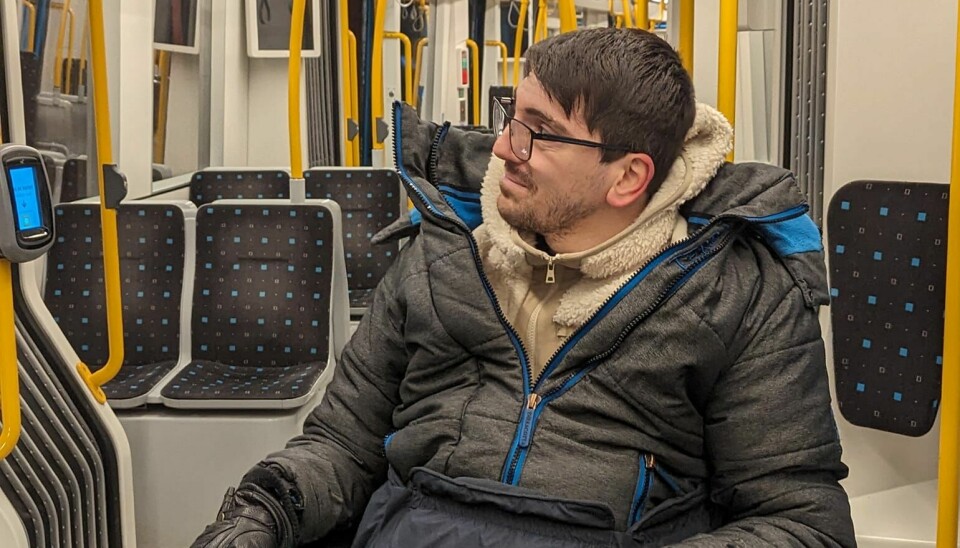 Amir Hashani (33) har flere ganger har opplevd å ikke komme seg på kollektivtransporten.
