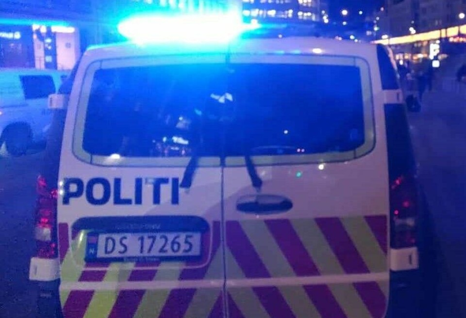 Politibil med blålys utenfor Nationaltheatret stasjon utgang Vika terrasse. Foto: Arnsten Linstad