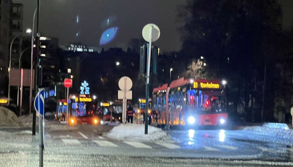 Det er fryktelig glatt, og hele fem 21-busser står i kø utenfor Hasle torg.