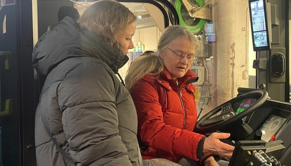 Bussjåfør og tillitsvalgt Marit Sauge viser bystyrerepresentant og samferdsels- og miljøpolitisk talsperson i Rødt (2023-2027) Mari Rise Knutsen en av elbussene Unibuss kjører.