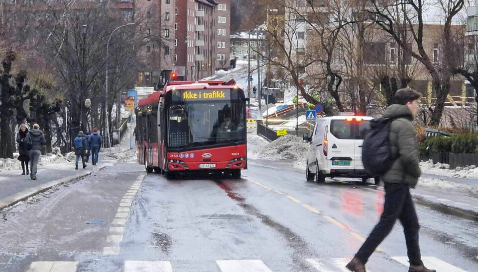 Oslo 20240124. Glatte veier fører til utfordringer for busstrafikken i Oslo onsdag formiddag. Her har en buss problemer ved Bentsebrua på Sagene i Oslo.