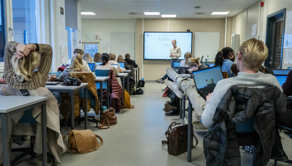 Oslo 20231115. Kvinnelig lærer underviser. Elever i klasserom.