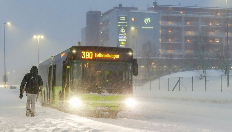 Rotnes 20240117. Passasjerer på vei inn på buss i snøføyka ved Mosenteret i Nittedal onsdag morgen.