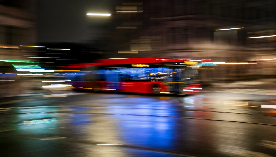 Oslo 20240124. En buss kjører i gamlebyen i Oslo.