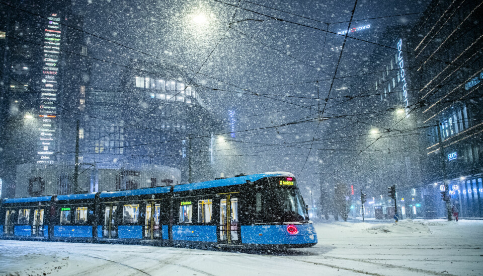 Oslo 20240116. Trikk i kraftig snøvær i Oslo tirsdag kveld.