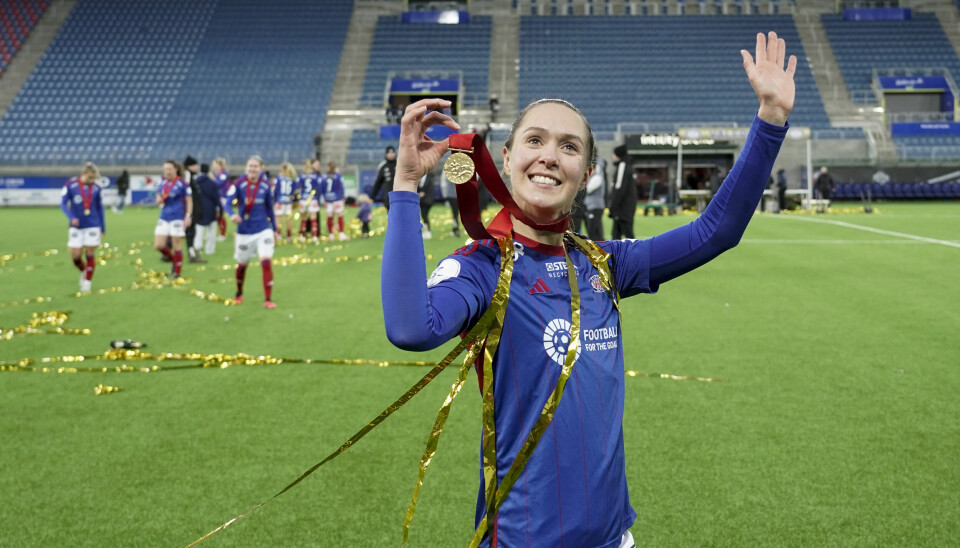 Oslo 20231111. VIfs Felicia Rogic feirer etter å ha blitt seriemestre i fotball. VIFs kvinner slo Stabæk i 3-1 i Toppseriekampen på Intility Arena i Oslo.