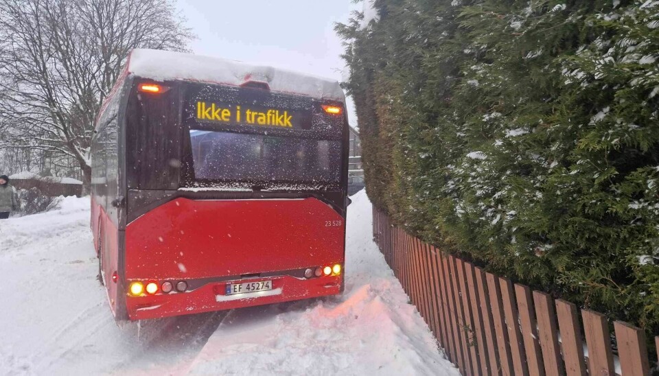 Buss står på snødekket vei