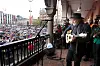 OSLO 20120426.Terrorrettssaken mot Anders Behring Breivik i Oslo tingrett 2012. Tusenvis av mennesker sang Barn av regnbuen sammen med Lillebjørn Nilsen på Youngstorget torsdag. Aksjonen markerer en protest etter at Anders Behring Breivik omtalte sangen som et eksempel på marxistisk indoktrinering av barn.Foto: Heiko Junge / NTB