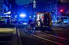 Ambulanse og politibiler på vei.