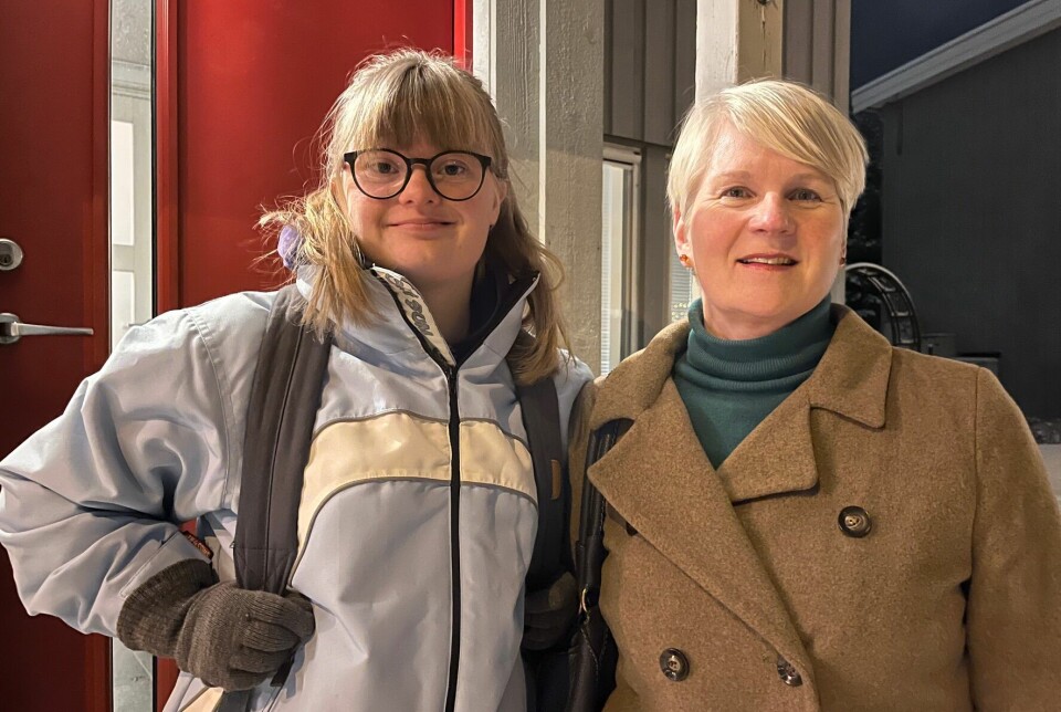 Fra v. Ane Feyling (19) og mor Elisabeth Bjaanes utenfor hjemmet der datteren skal hentes av TT-drosje for å komme seg til undervisning i 3. klasse på Nydalen videregående skole Foto: Privat