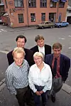Oslo 19911008. Representanter fra det nye byrådet i Oslo foran Kampen bydelshus, hvor forhandlingene mellom Arbeiderpartiet og SV har foregått. Foran f.v.: Raymond Johansen og Liss Schanke. Bak står Terje Kvalheim, Rune Bjerke og byrådsleder Rune Gerhardsen (t.h.). (Gro BAlas, Per Klausen og Hanne Harlem var ikke til stede).Foto Morten Holm / NTB / NTB