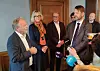 Etter valgnederlaget høsten 2023: Avtroppende byrådsleder Raymond Johansen (Ap) overleverer Eirik Lae Solberg (H) nøkkelkort til byrådslederens kontor. Foto: Arnsten Linstad