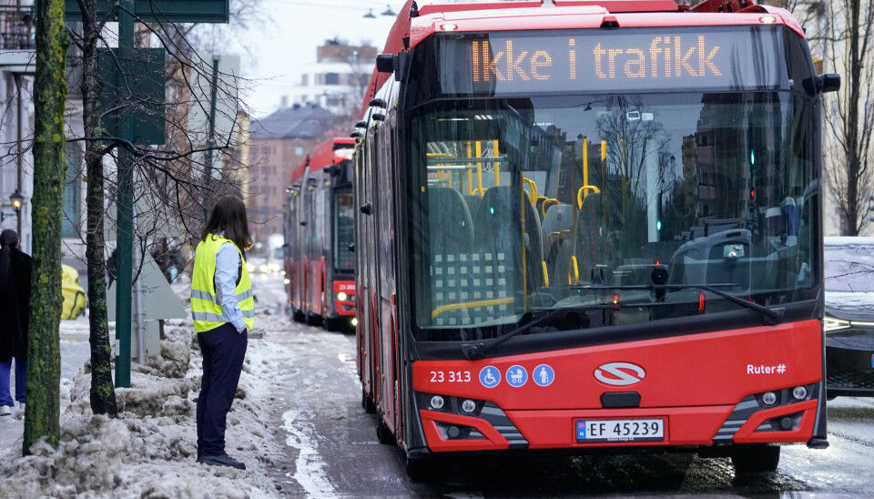 Oslo 20240124. Bussene står i Kirkeveien i Oslo onsdag formiddag. Strøbilen gjør veien fremkommelig igjen.