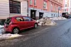Biler står parkert i gate.