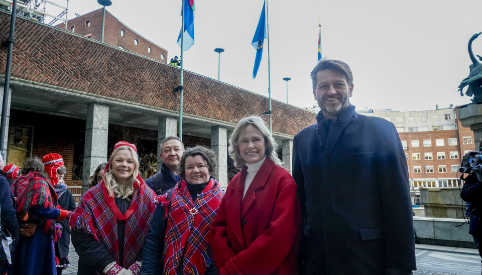 Oslo 20240206. Ordfører i Oslo Anne Lindboe, byrådsleder Eirik Lae Solberg, representanter for 6. februar-komiteen og Samisk Hus er til stede. når det samiske flagget heises på Rådhuset i Oslo tirsdag.