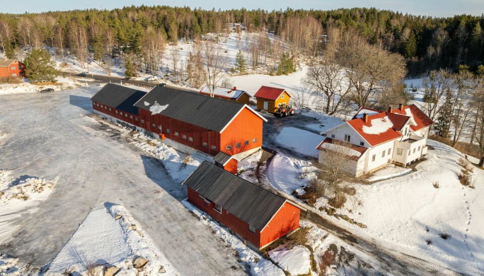 Dronebilde av Stensrud gård i Enebakkveien, ikke så langt fra bygrensa ved Sværsvann. Foto: Dmitry Tkachenko
