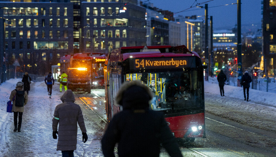 Oslo 20240102. Buss mot Kværnerbyen kjører forbi Middelalderparken.