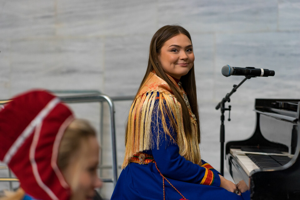 Fra samisk nasjonaldag på Rådhuset. Máret Áile Gaup Beaska synger og spiller flygel.