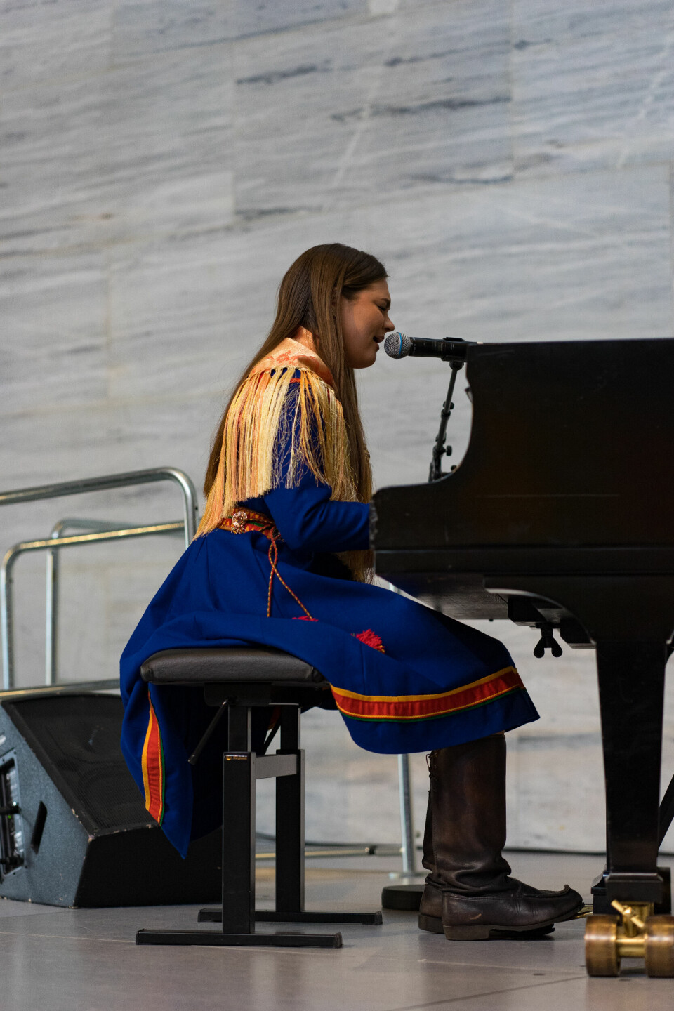 Fra samisk nasjonaldag på Rådhuset. Máret Áile Gaup Beaska synger og spiller flygel.