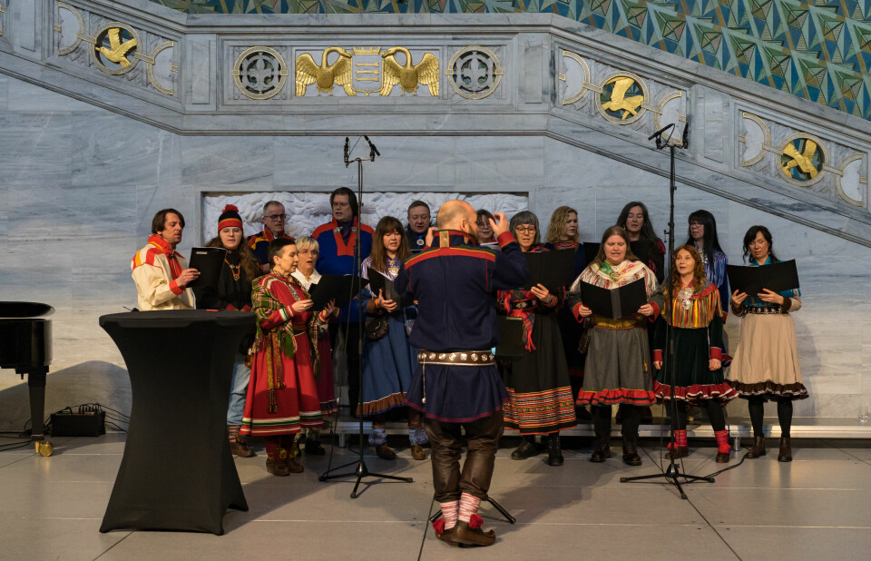 Fra samisk nasjonaldag på Rådhuset. Samisk joikekor i aksjon.
