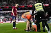 Oslo 20230912. Erling Braut Haaland ser politi og sikkerhetsvakter fjerner en demonstrant fra banen under EM-kvalifiseringskampen i fotball mellom Norge og Georgia på Ullevaal stadion.