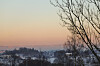 Hvalstad 20240106. Oslo ligger i bakgrunnen og er dekket med et «lokk» med kald luft og noe dis, sett fra Hvalstad i Asker lørdag ettermiddag mens solen var på vei ned.
