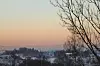 Hvalstad 20240106. Oslo ligger i bakgrunnen og er dekket med et «lokk» med kald luft og noe dis, sett fra Hvalstad i Asker lørdag ettermiddag mens solen var på vei ned.