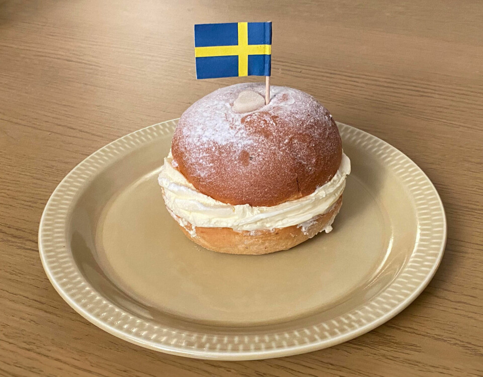 En Baker Hansen-semla, komplett med svensk flagg.