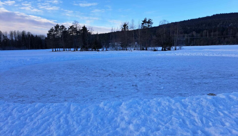 Her ser vi hockeybanen på Sognsvann. Ordinær rundbane er også brøytet. Foto: Bymiljøetaten