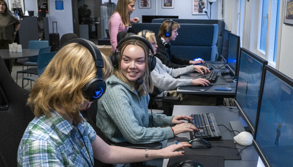 Oslo 20231115. Skolelever sitter på PC'er på IKT rommet. Spiller dataspill. Foto: Gorm Kallestad / NTBModellklarert