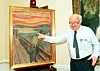 OSLO, 11.MAI.94 - Konservator Plahter ved Nasjonalgalleriet er fornøyd med å ha Munch-maleriet 'Skrik' på plass i samlingen. Plate viser hvor på bildet det finnes en liten skade. Maleriet vil nå få en litt mer tyverisikker plass i galleriet.