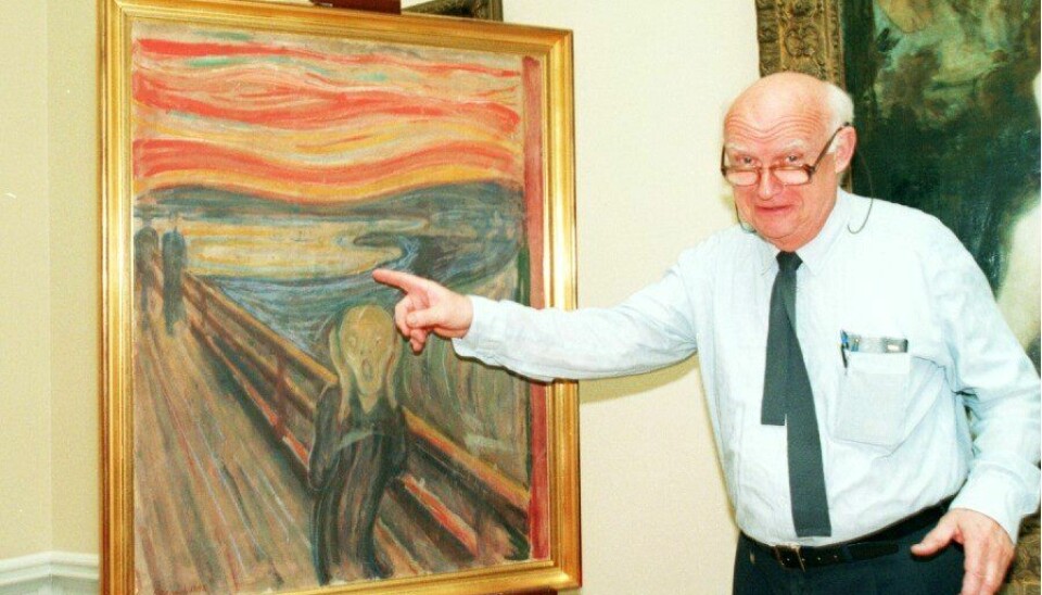 OSLO, 11.MAI.94 - Konservator Plahter ved Nasjonalgalleriet er fornøyd med å ha Munch-maleriet 'Skrik' på plass i samlingen. Plate viser hvor på bildet det finnes en liten skade. Maleriet vil nå få en litt mer tyverisikker plass i galleriet.