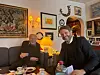 Byrådsleder Eirik Lae Solberg (H) (t.h.) på helt spesielt julebesøk hjemme hos Knut «Kupper'n» Johannesen. Foto: Privat