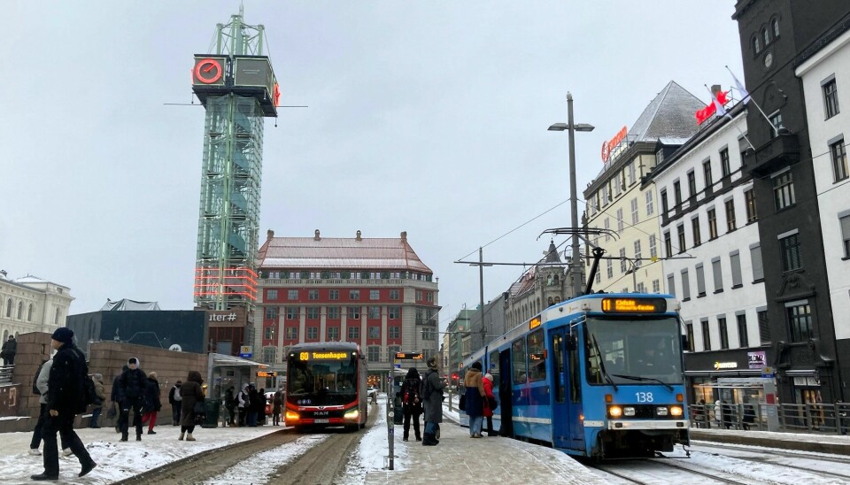 Reisende oppfordres av Ruter til å velge skinnegående transport fremfor buss. Her fra Jernbanetorget mandag.