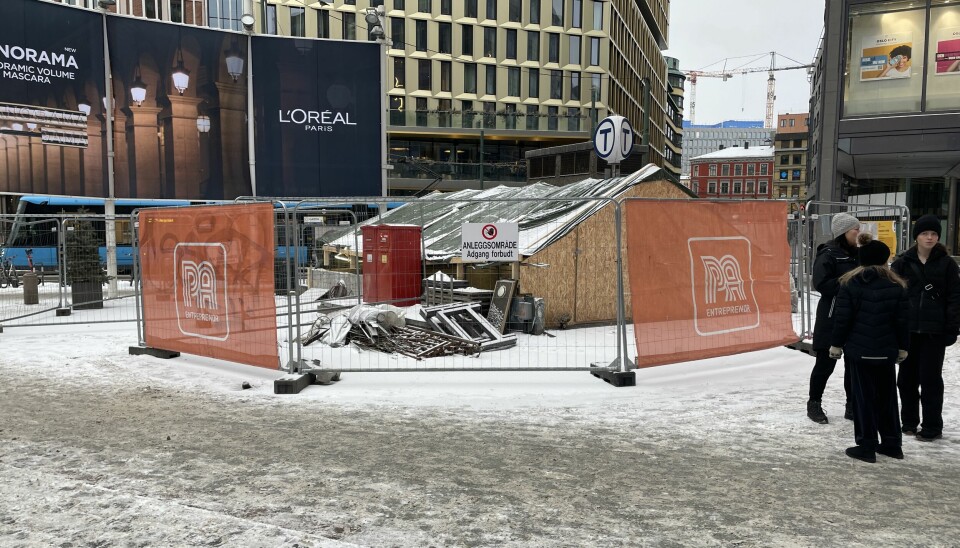 Det var med inngangen ved Oslo City at arbeidet først begynte. Her skal det blant annet jobbes for at regn og vann ikke trenger gjennom taket og ned på stasjonsområdet.