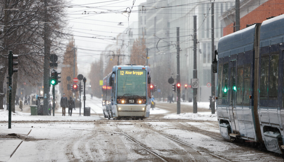 Oslo 20240212. Trikker i snødekt gate i Oslo.Foto: Amanda Pedersen Giske / NTB