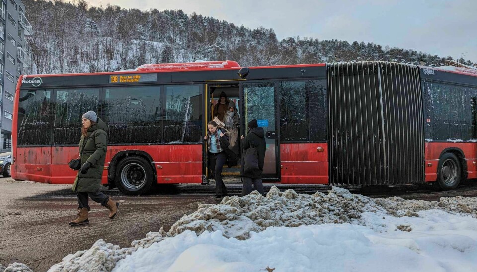 På grunn av store snømengder må bussene tirsdag heller plukke opp reisende midt i rundkjøringen i Gamlebyen.