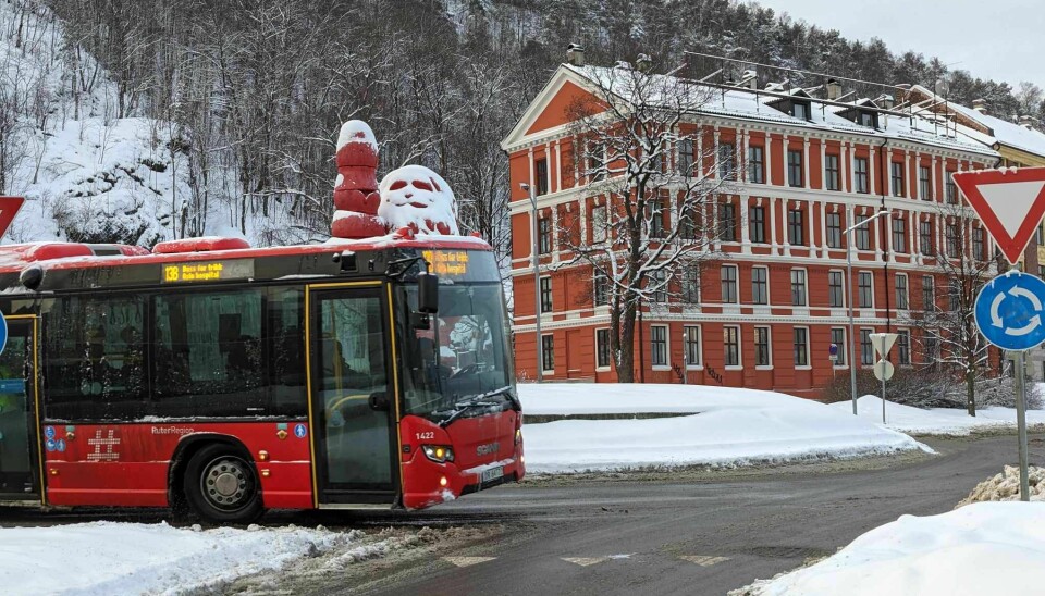 Det er i rundkjøringen der Mosseveien, Kongsveien, Oslo gate og Konows gate møtes, at bussen stanser for å slippe reisende av og på.