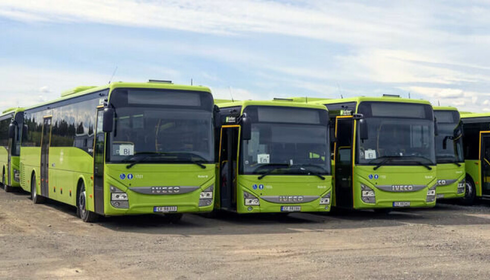 Disse Vy-bussene som trafikkerer Romerike på kontrakt med Ruter har sandstrøer ombord Kontrakten ble inngått i 2019. Foto: Iveco Bus