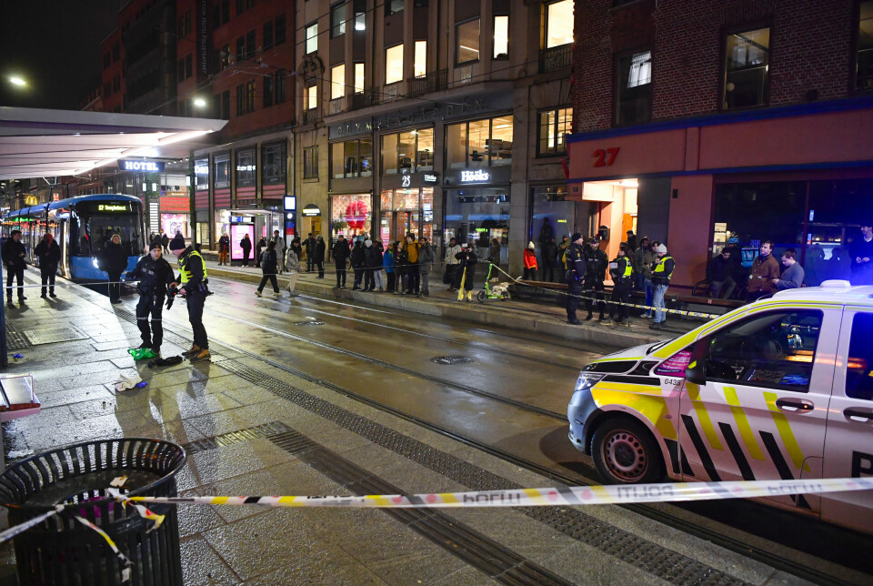 Oslo 20240219. Politiet jobber på stedet etter at en person er skadd etter en knivstikking i Storgata. Skaden betegnes som alvorlig.Foto: Annika Byrde / NTB