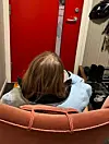I lenestolen i gangen sitter Ane (19) og venter på Ruters TT-drosje, som ifølge mor Elisabeth sjelden kommer i tide og fører til at datteren kommer for sent på skolen. Foto: Privat