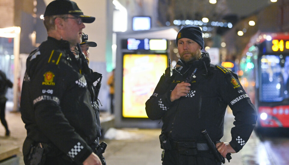 Oslo 20240219. Politiets innsatsleder Brian Skotnes (t.h.). Politiet jobber på stedet etter at en person er skadd etter en knivstikking i Storgata. Skaden betegnes som alvorlig.