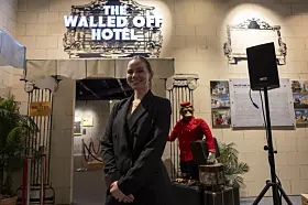 Tyske Virginia Jean er kurator for Banksy-utstillingen på Økernsenteret