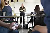 OSLO 20141030.Tenåringer. Lærer og elever i klasserom. Undervisning pågår. Konsentrert. Lærer underviser. Elev med mobiltelefon.Foto: Berit Roald / NTBNB! MODELLKLARERT