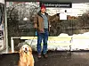 Trond K. Botnen på bussholdeplass ved Lindeberghjemmet sammen med golden retrieveren Arya (11) Foto: Privat