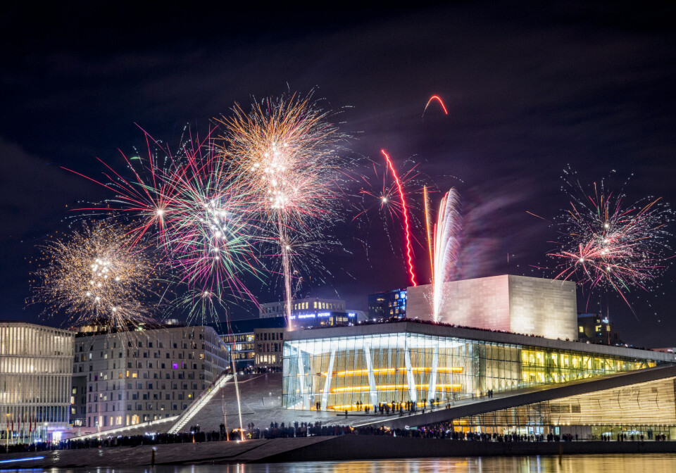 Oslo 20230101. Nyttårsraketter ved Operaen i Bjørvika natten til 1 januar 2023.Foto: Rodrigo Freitas / NTB