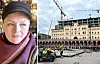 Kaja Tinderholt og balustraden Youngstorget. Byggearbeider i regjeringskvartalet bak.