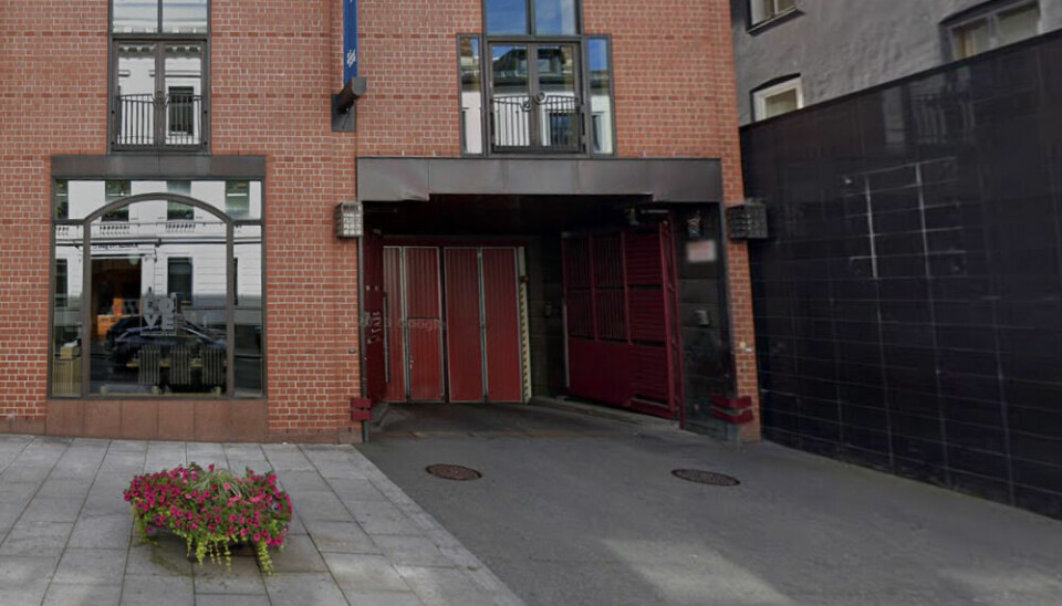 Inn- og utkjørsel til parkeringsanlegget i Kristian IVs gate 8, samme bygg som huser Det Norske Teatret. Foto: Google maps