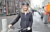 Marit Kristine Vea (V) med sykkel i Oslo sentrum Foto: Anders Høilund
