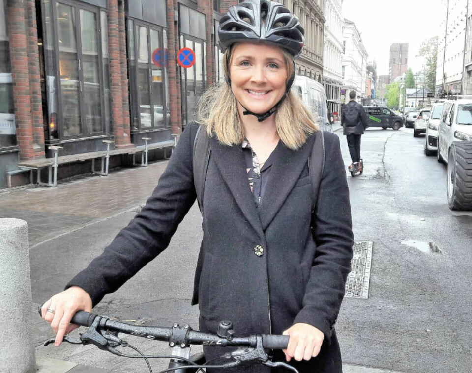 Marit Kristine Vea (V) med sykkel i Oslo sentrum Foto: Anders Høilund